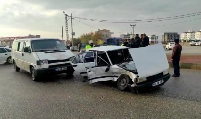 Otomobil ile midibüs çarpıştı: 2 yaralı