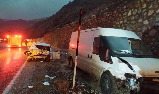 Otomobil ile minibüs çarpıştı: 3 yaralı