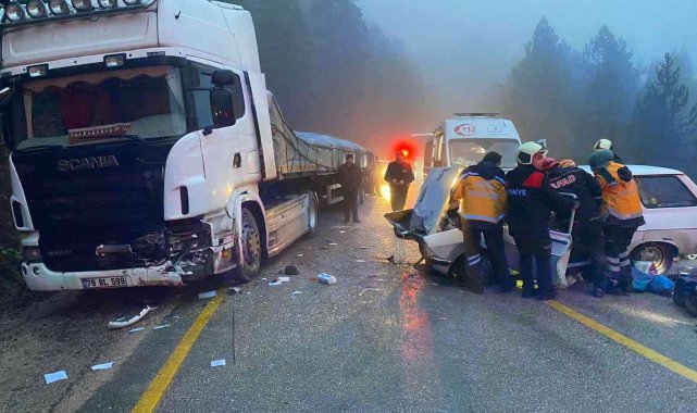 Otomobil ile tır çarpıştı: 2 yaralı