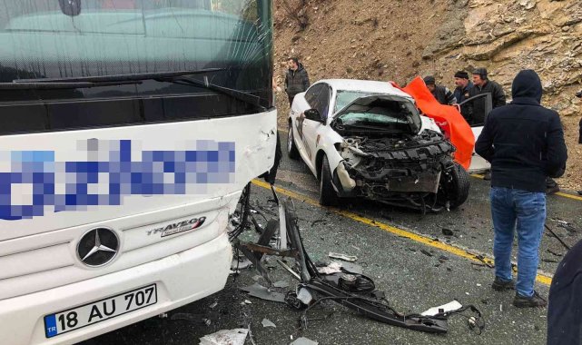 Otomobil ile yolcu otobüsü çarpıştı: 1 yaralı
