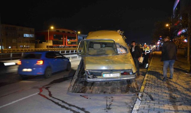 Otomobil park halindeki tıra çarptı: 2 yaralı