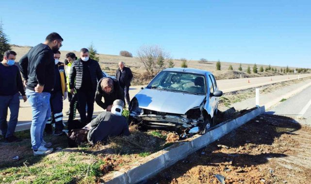 Otomobil refüje çarptı: 2 yaralı