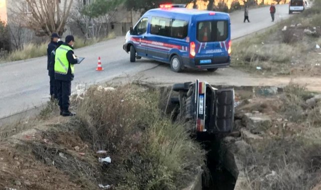 Otomobil sulama kanalına uçtu, aynı aileden 3 kişi yaralandı