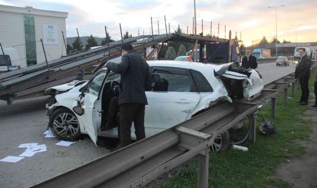 Otomobil ve hafif ticari araç çarpıştı: 2 yaralı