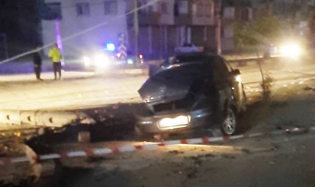 Otomobilin çarptığı elektrik direği devrildi, sürücü yaralandı