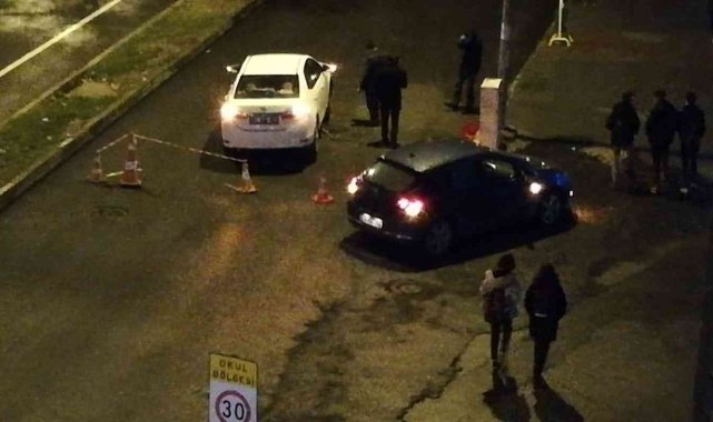 Otomobilin tekeri rögar kapağının içine düştü