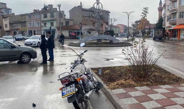 Otomobille çarpışan motosiklette 2 kişi yaralandı
