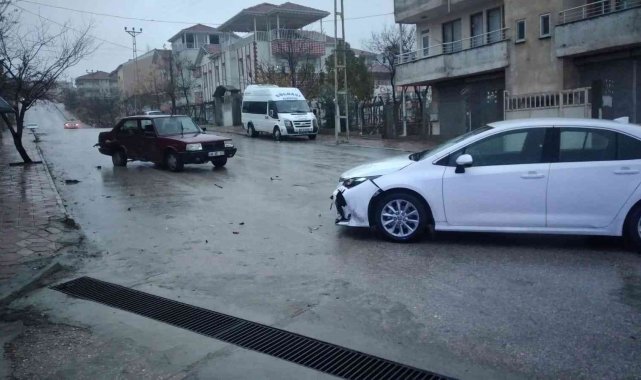 Otomobiller çarpıştı: 3 yaralı