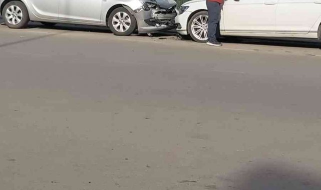 Otomobiller kafa kafaya çarpıştı: 1 yaralı