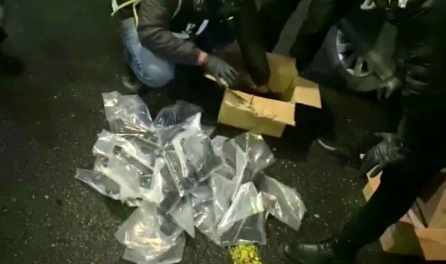 Otomobillerin bagajından 80 silah ile balya halinde para ele geçirildi