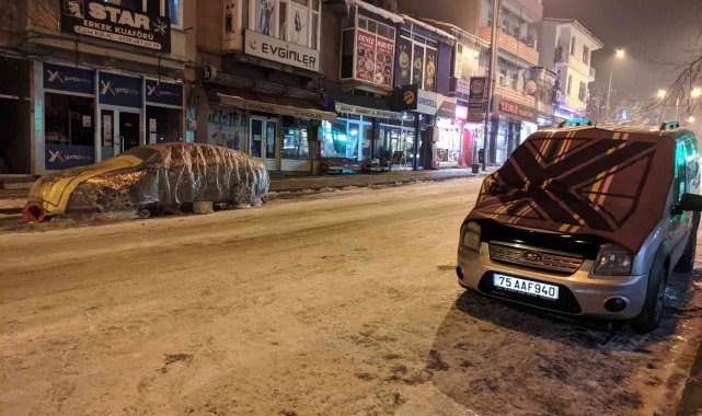 Otomobillerin donmasına karşı naylon ve battaniyeli önlem