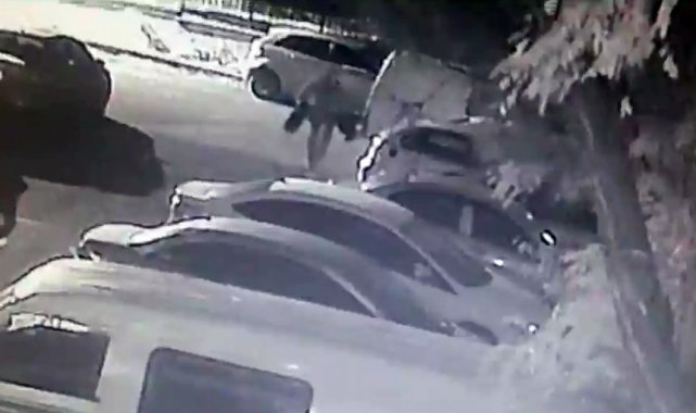 Otomobillerin lastiklerini çalan hırsız kamerada