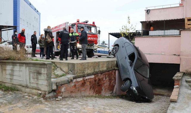 Otoparkın çıkışını şaşıran sürücü 2,5 metreden aşağı düştü