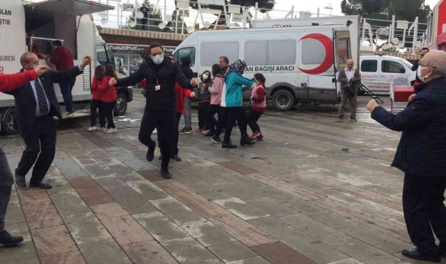 Oynayarak kan verdiler