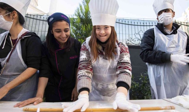 Özel gereksinimli bireyler ilk kez pizza yaptı