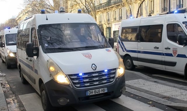 Paris'te 7 farklı bölgede Sarı Yelekliler protestosu