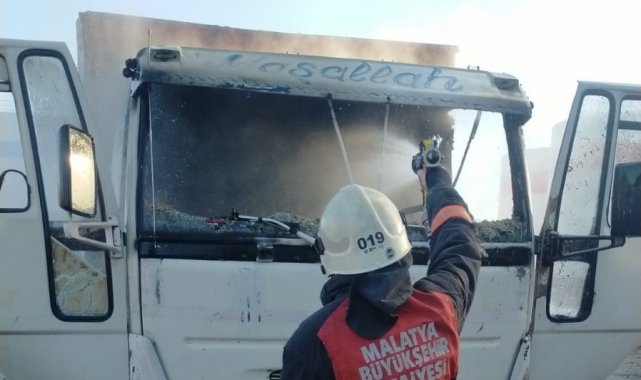 Park halindeki kamyon alev alev yandı