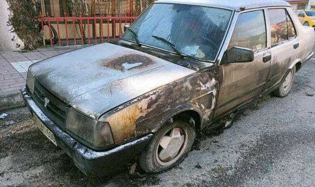 Park halindeki otomobil alev alev yandı