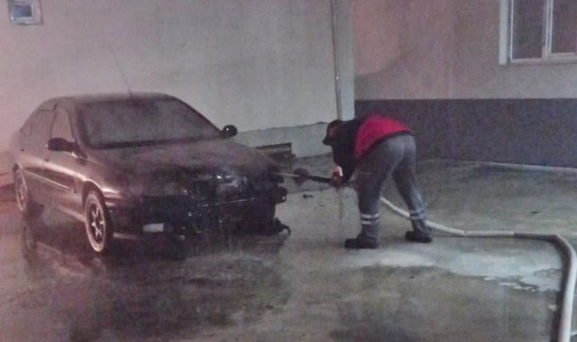 Park halindeki otomobil yandı