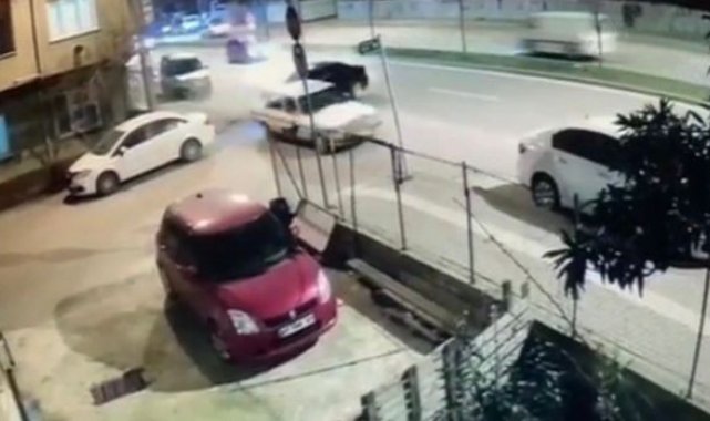 Park halindeki otomobile arkadan çarptı, neye uğradığını şaşırdı