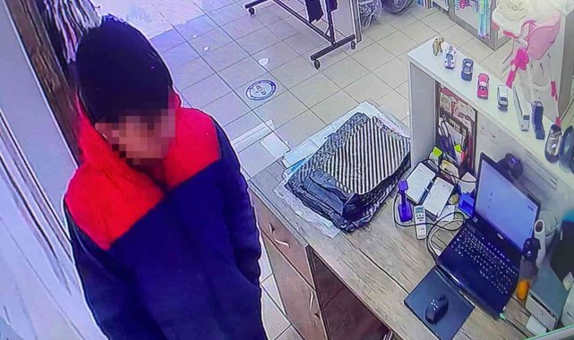 Parmak izi bırakmamak için eldiven giyen çocuk hırsız güvenlik kamerasını hesaba katmadı