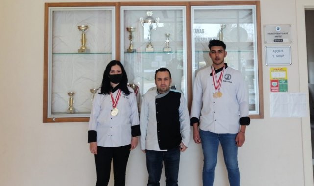 PAÜ'lü öğrenciler gastronomi yarışmasından ödülle döndü