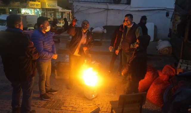 Pazarcılar soğuk havadan ateş yakarak korunmaya çalışıyor