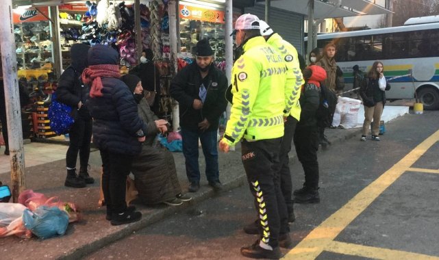 Pazardan dönerken bayılan genç kadına polisler ilk müdahaleyi yaptı