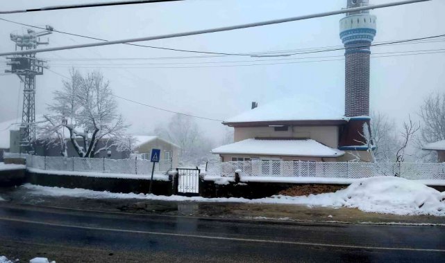 Pazaryeri ilçesinde mevsimin ilk karı yağdı
