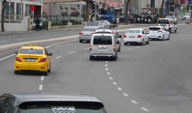 Pendik'te otomobil çarptığı kadının metrelerce sürüklendiği anlar kamerada