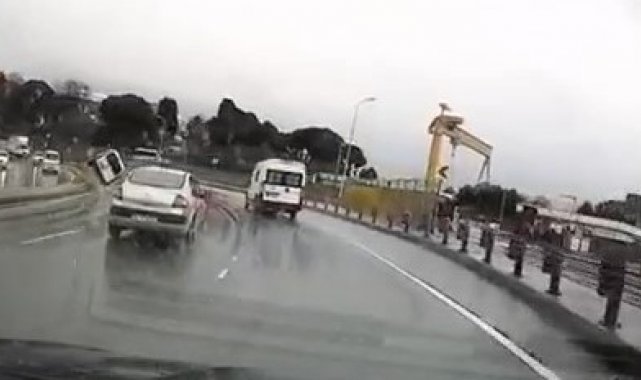 Pendik&#039;te refüje çıkan araç savrulup bariyerlere çarptı