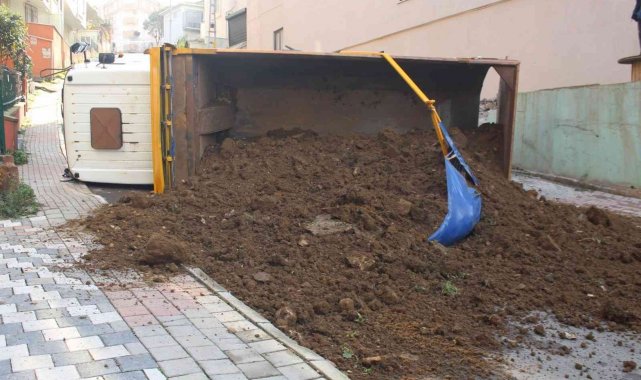 Pendik'te toprak yüklü hafriyat kamyonu devrildi