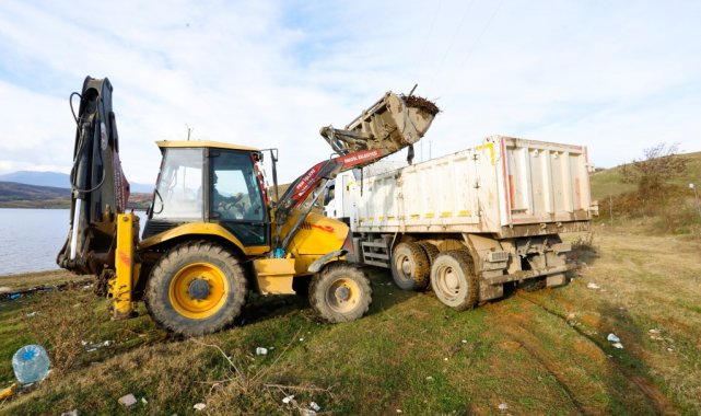 Piknikçilerin pisliğini kamyonlar ve kepçeler zor taşıdı