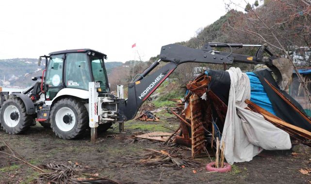 Plajlar bölgesindeki yapıları belediye ekipleri yıktı