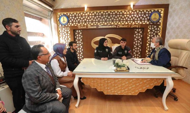 Polis çifte kelepçeli nikah