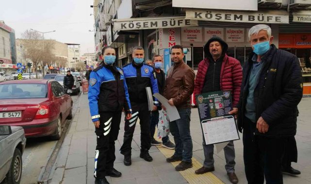 Polis ekipleri vatandaşa uyarıcı bilgilerin yer aldığı takvim dağıttı