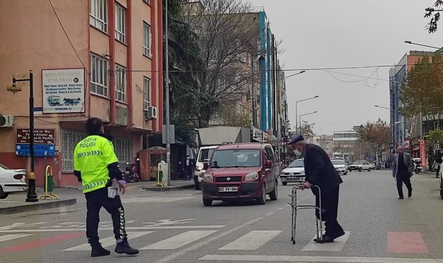 Polis memuru engelli vatandaş için trafiği tamamen durdurdu