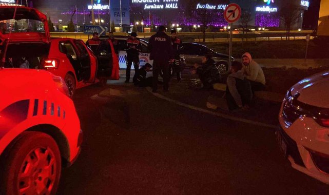 Polisin 'dur' ihtarına uymayıp 30 kilometre kaçtı, polis aracına vurarak durdu