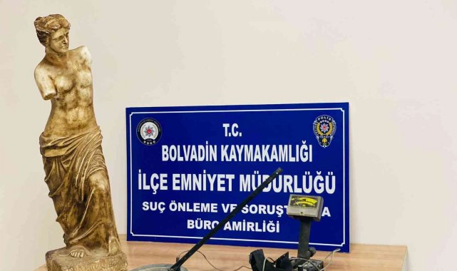 Polisin baskın düzenlediği evden 1 metre heykel çıktı