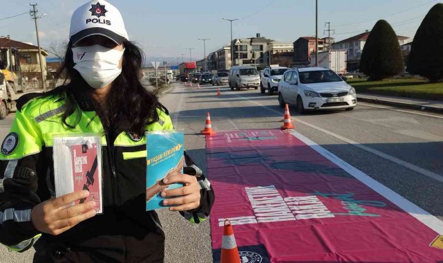 Polisler emniyet kemeri takan sürücülere teşekkür etti