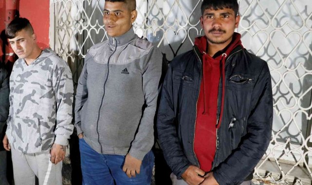 Polisten kaçan hırsızların birisi uyuyor numarası yaparken diğer 2 kişi çatıda saklanırken yakalandı