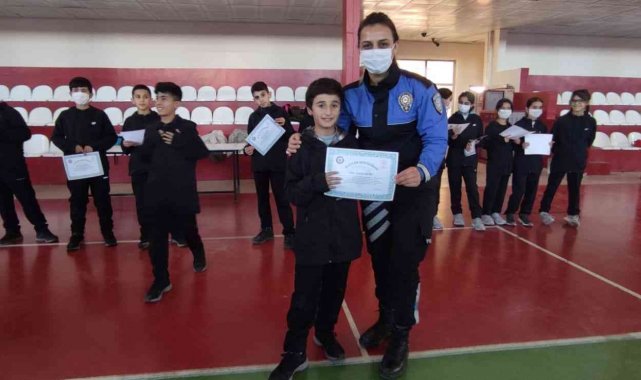 Polisten öğrencilere sertifika