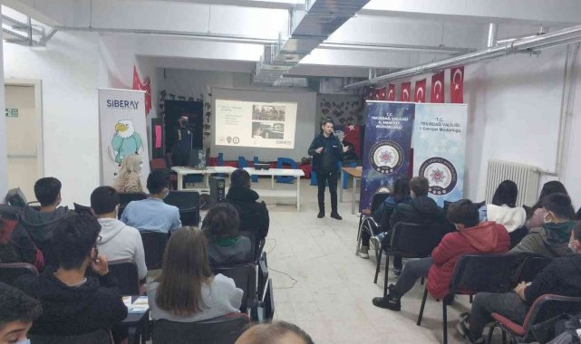 Polisten öğrencilere siber eğitimi