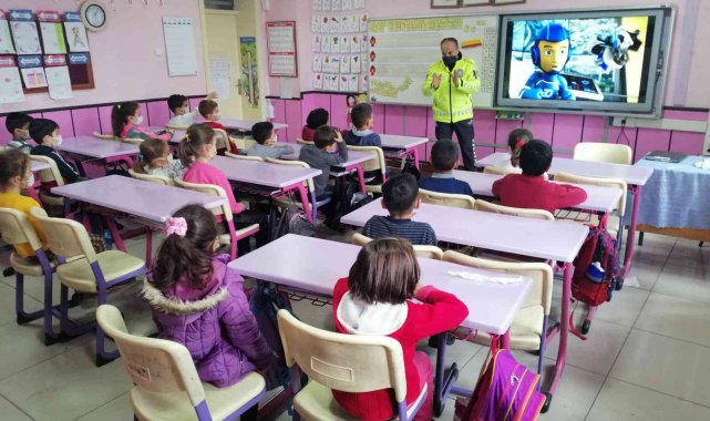Polisten öğrencilere trafik eğitimi