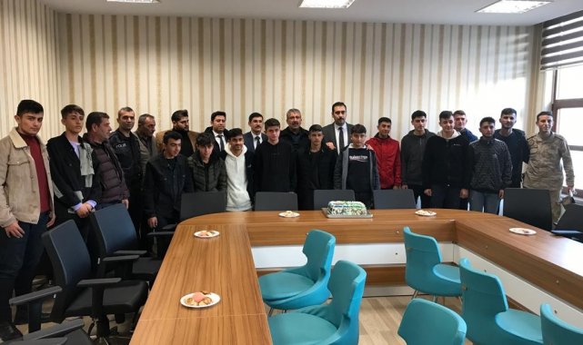 Polisten sporculara pastalı kutlama