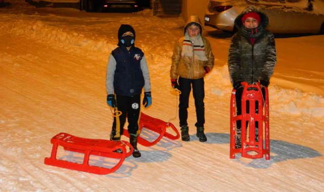 Posof&#039;ta çocukların kızak eğlencesi