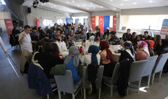 Prof. Dr. Orhon öğrencilerle bir araya geldi