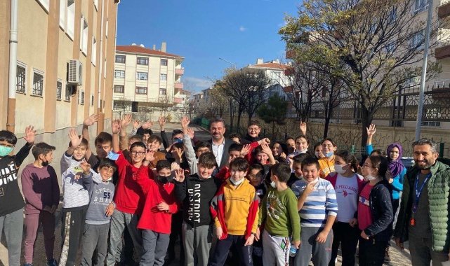 Pursaklar Belediye Başkan Ertuğrul Çetin'e öğrencilerden yoğun sevgi gösterisi