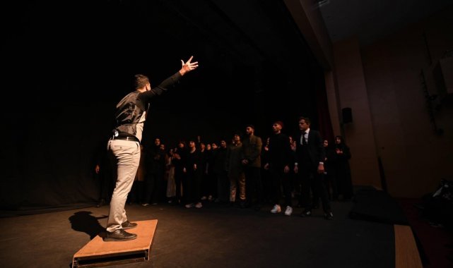 Pursaklar Belediyesi Tiyatrosu ilk sahnesini &quot;İstiklal&quot; isimli oyun ile açtı