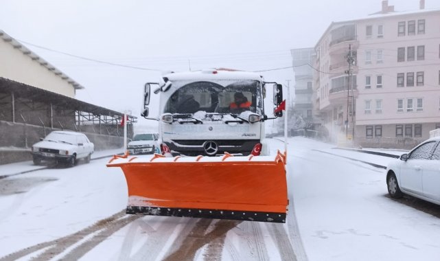 Pursaklar Belediyesinden ilk kar yağışına anında müdahale